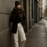 Si possono indossare pantaloni chiari d’inverno? Gli abbinamenti che valorizzano senza errori
