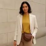 Look casual chic per il weekend: la combinazione di colori che valorizza tutte